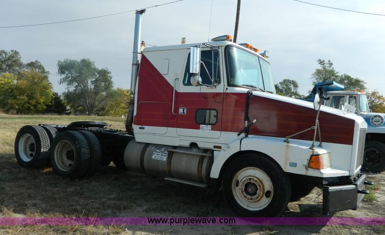image for item H2363 1989 Volvo WIA semi truck