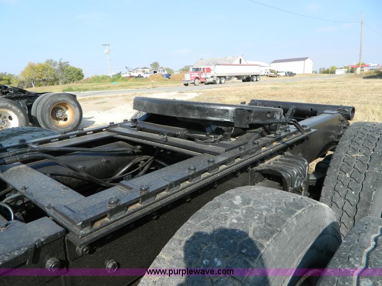 image for item H2363 1989 Volvo WIA semi truck