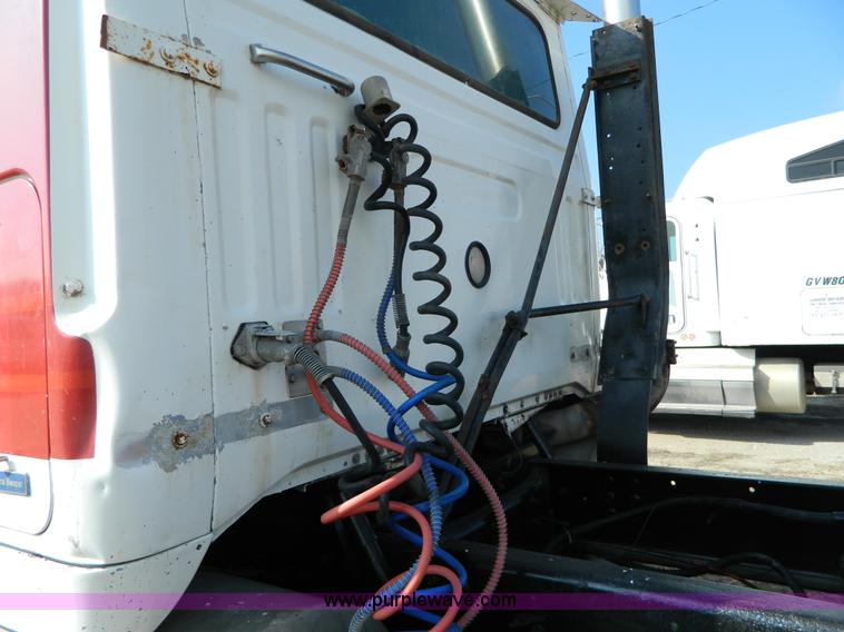 image for item H2363 1989 Volvo WIA semi truck