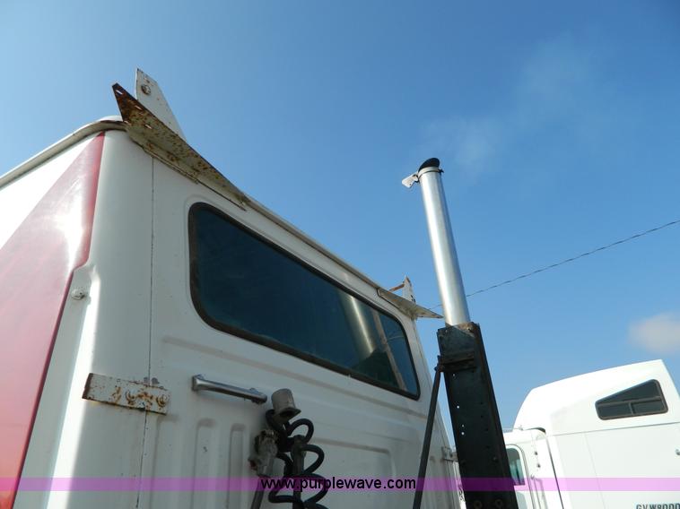 image for item H2363 1989 Volvo WIA semi truck