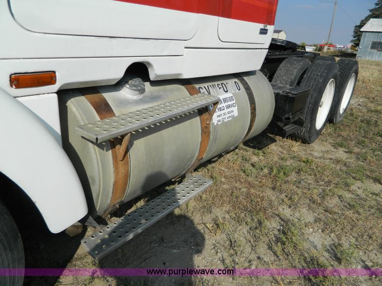 image for item H2363 1989 Volvo WIA semi truck