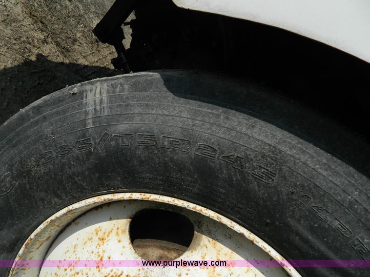 image for item H2363 1989 Volvo WIA semi truck