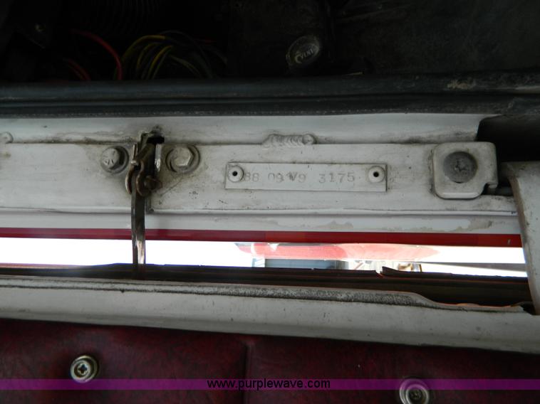 image for item H2363 1989 Volvo WIA semi truck