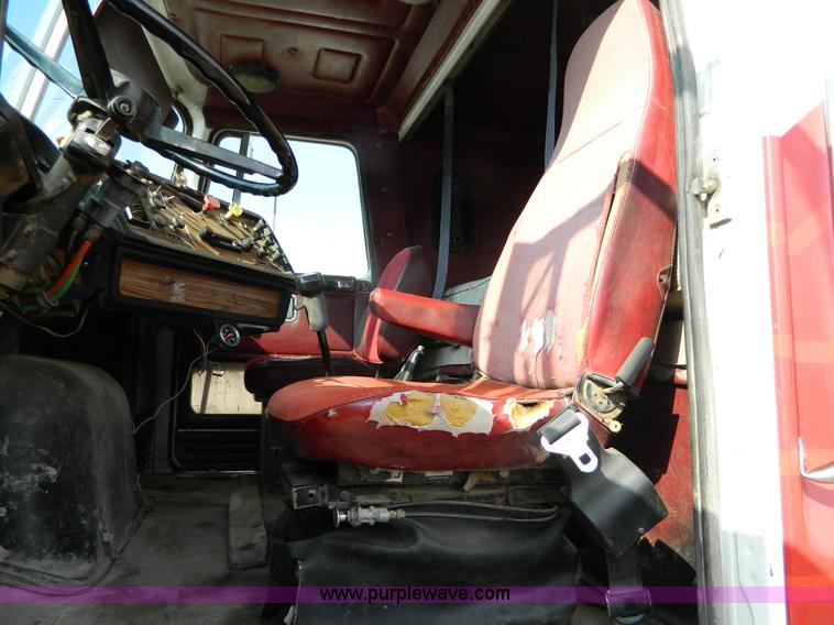 image for item H2363 1989 Volvo WIA semi truck