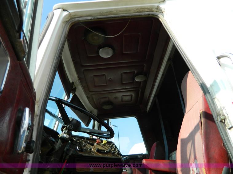 image for item H2363 1989 Volvo WIA semi truck