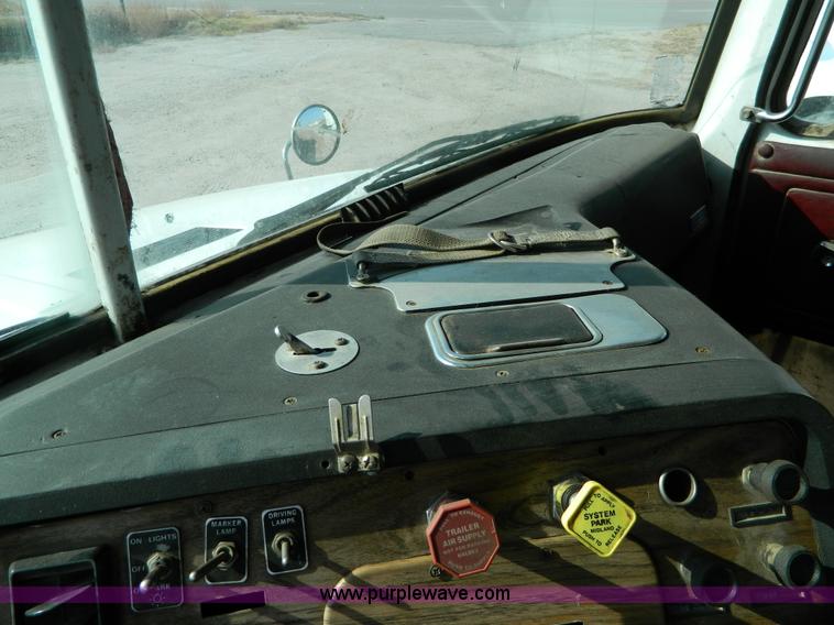 image for item H2363 1989 Volvo WIA semi truck