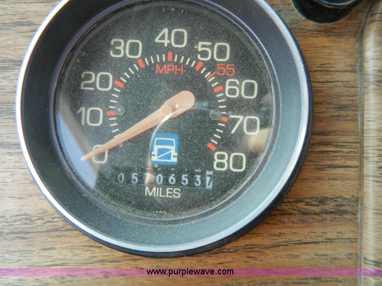 image for item H2363 1989 Volvo WIA semi truck