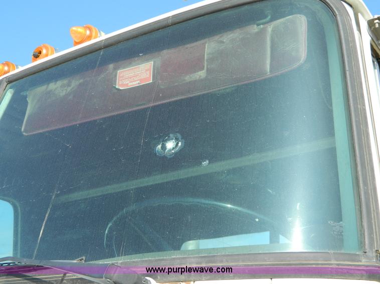 image for item H2363 1989 Volvo WIA semi truck