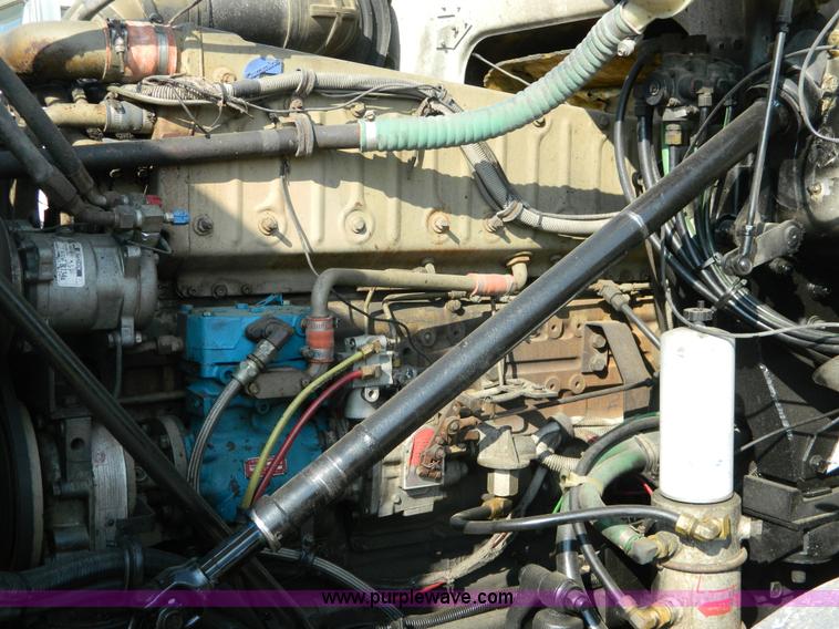 image for item H2363 1989 Volvo WIA semi truck