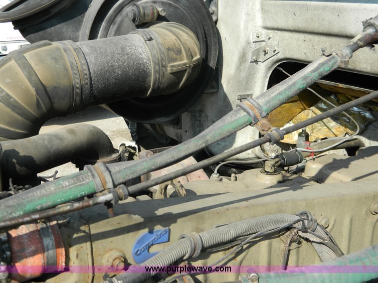 image for item H2363 1989 Volvo WIA semi truck