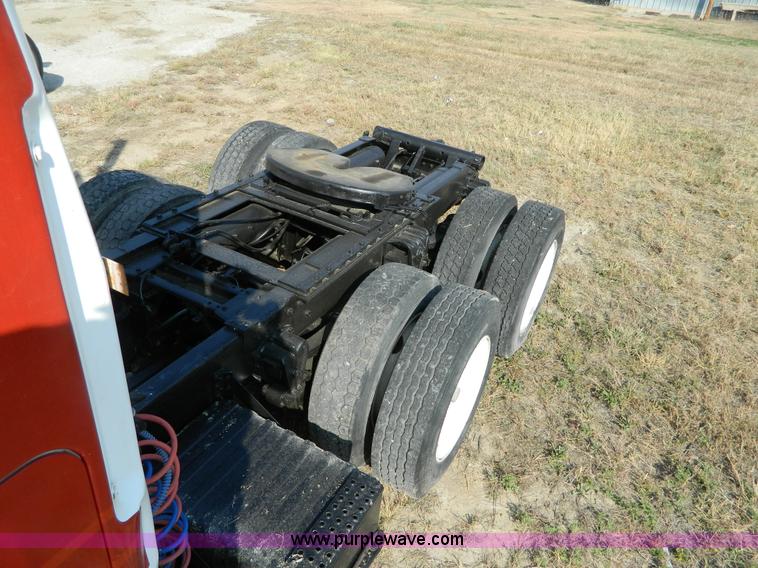 image for item H2363 1989 Volvo WIA semi truck