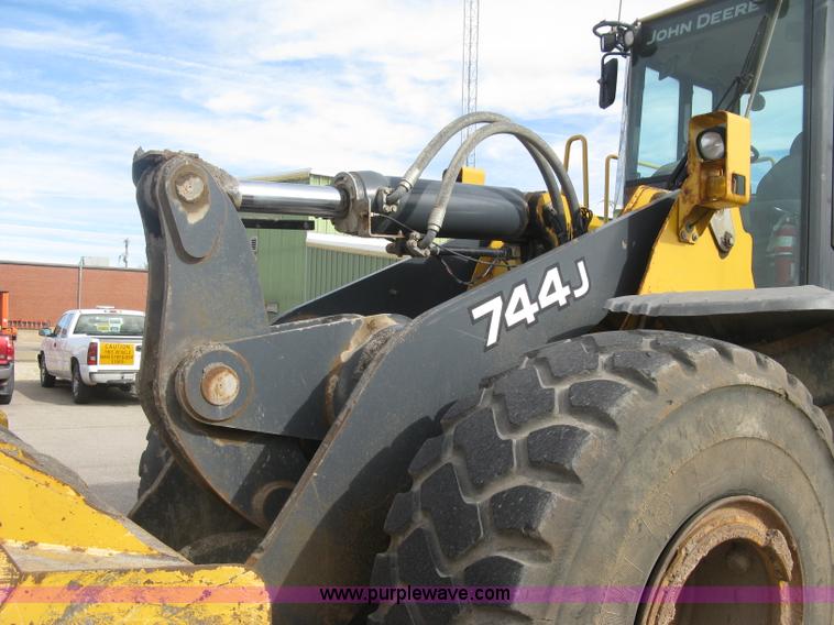 image for item H9378 2006 John Deere 744J wheel loader