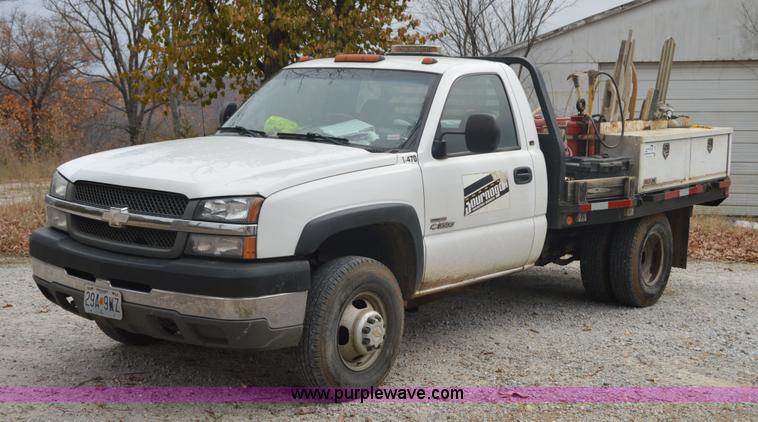 image for item I2885 2003 Chevrolet Silverado 3500 flatbed truck
