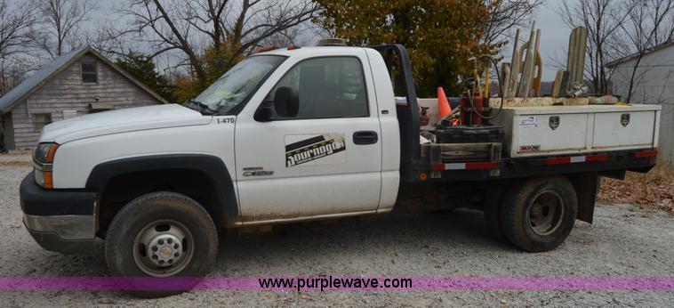 image for item I2885 2003 Chevrolet Silverado 3500 flatbed truck
