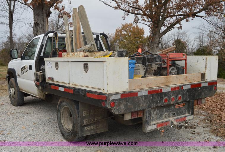 image for item I2885 2003 Chevrolet Silverado 3500 flatbed truck