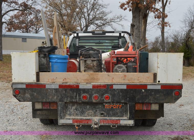 image for item I2885 2003 Chevrolet Silverado 3500 flatbed truck