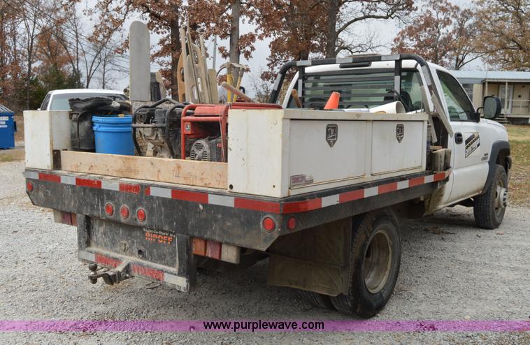 image for item I2885 2003 Chevrolet Silverado 3500 flatbed truck