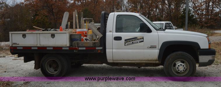 image for item I2885 2003 Chevrolet Silverado 3500 flatbed truck
