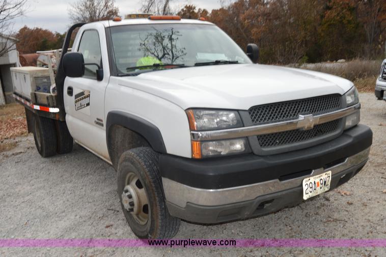 image for item I2885 2003 Chevrolet Silverado 3500 flatbed truck