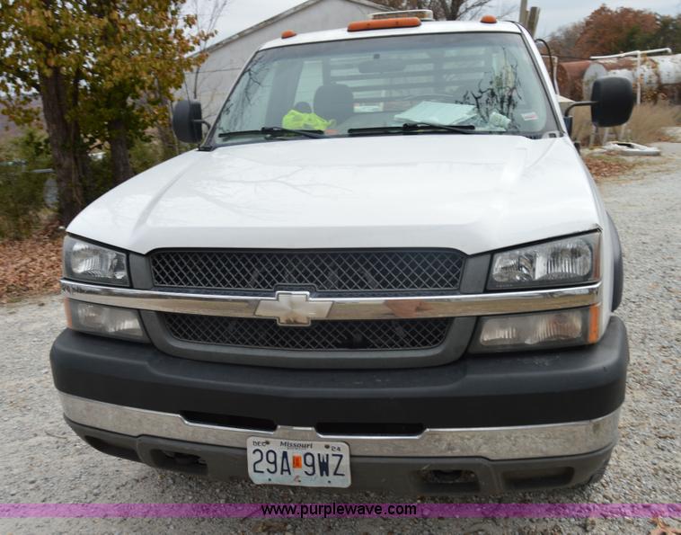 image for item I2885 2003 Chevrolet Silverado 3500 flatbed truck