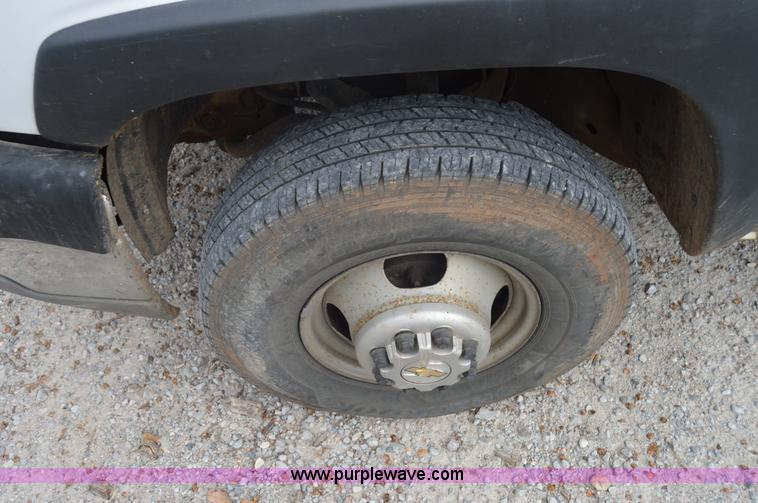 image for item I2885 2003 Chevrolet Silverado 3500 flatbed truck