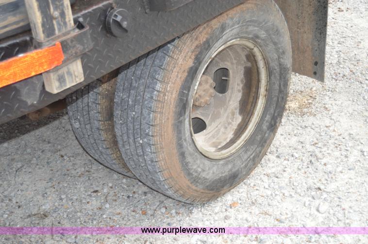 image for item I2885 2003 Chevrolet Silverado 3500 flatbed truck