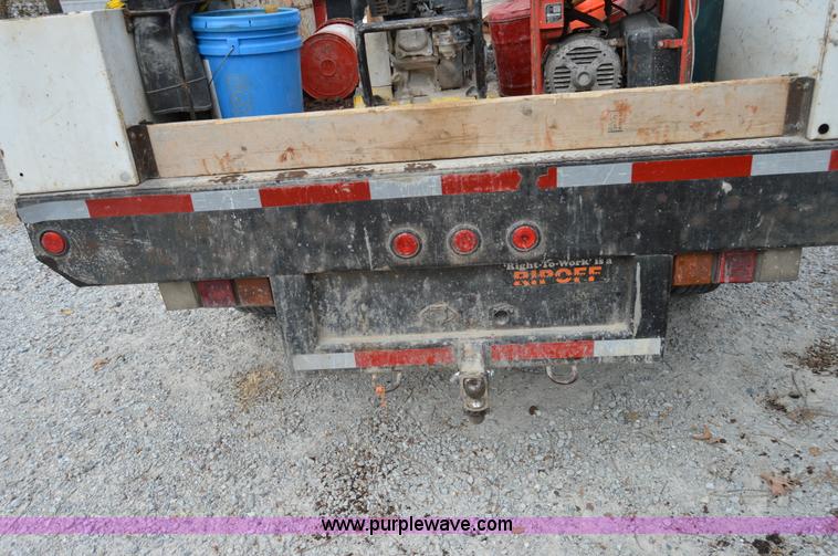 image for item I2885 2003 Chevrolet Silverado 3500 flatbed truck