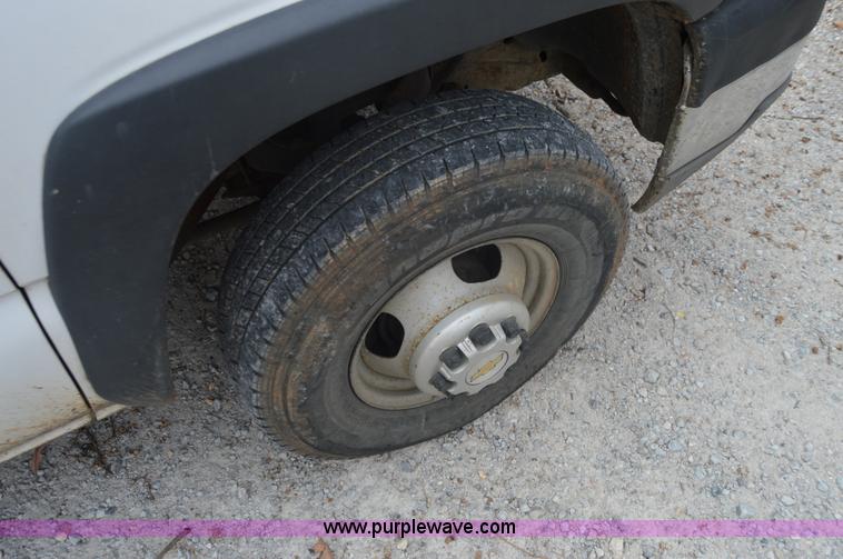 image for item I2885 2003 Chevrolet Silverado 3500 flatbed truck