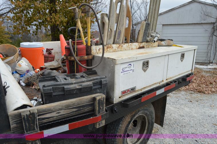 image for item I2885 2003 Chevrolet Silverado 3500 flatbed truck