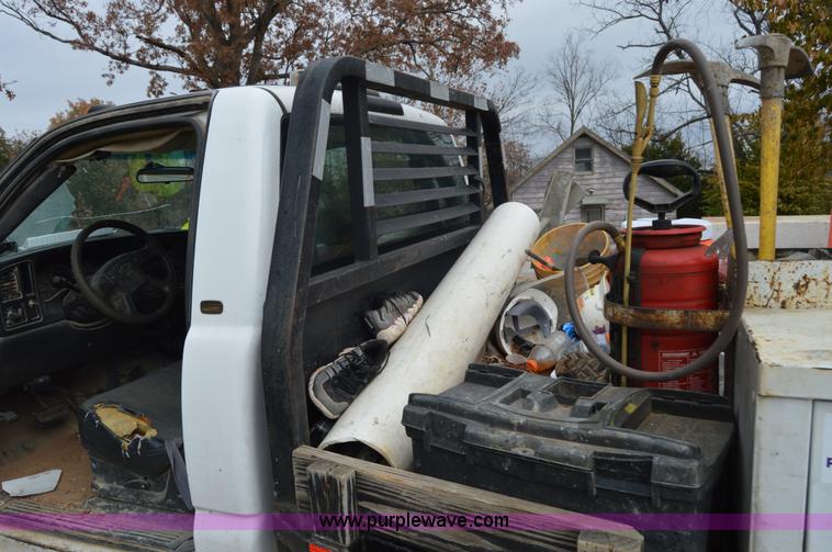 image for item I2885 2003 Chevrolet Silverado 3500 flatbed truck