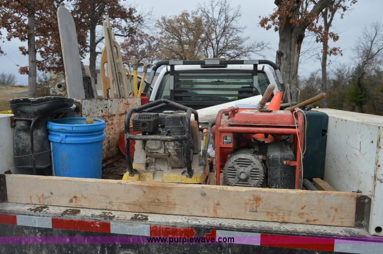 image for item I2885 2003 Chevrolet Silverado 3500 flatbed truck