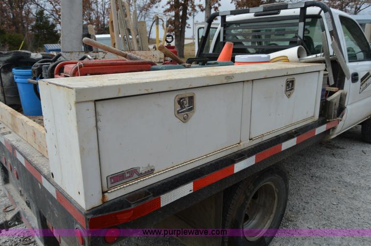 image for item I2885 2003 Chevrolet Silverado 3500 flatbed truck
