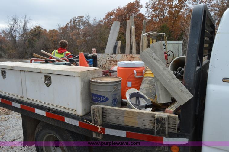 image for item I2885 2003 Chevrolet Silverado 3500 flatbed truck