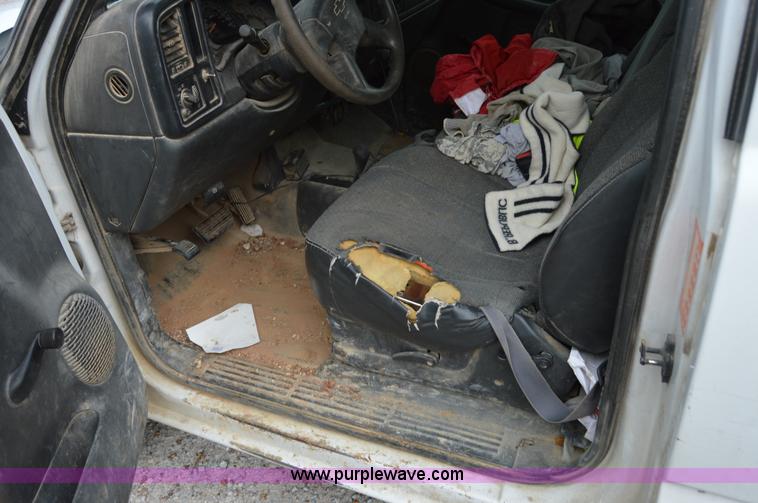 image for item I2885 2003 Chevrolet Silverado 3500 flatbed truck