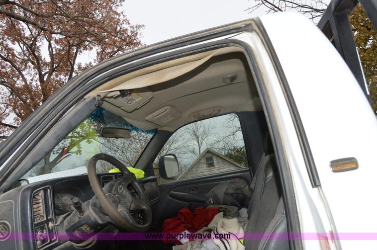 image for item I2885 2003 Chevrolet Silverado 3500 flatbed truck