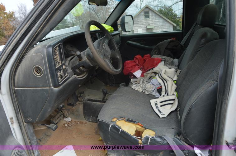 image for item I2885 2003 Chevrolet Silverado 3500 flatbed truck