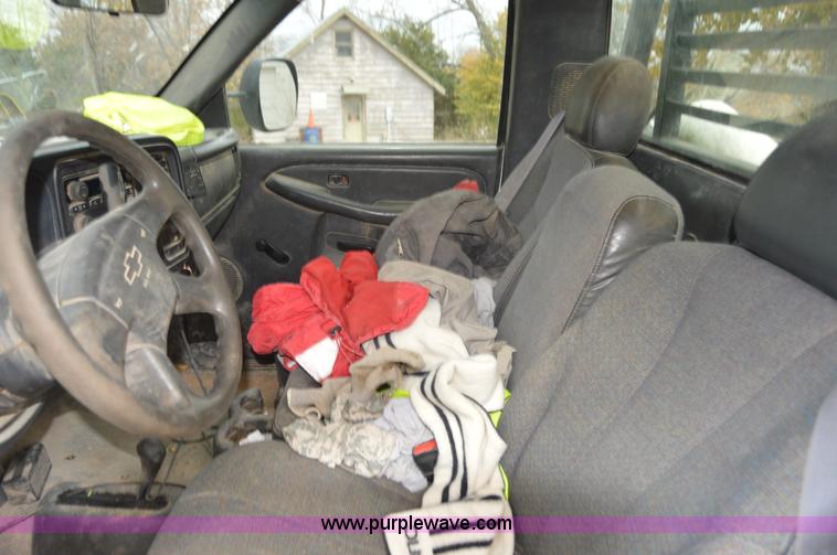 image for item I2885 2003 Chevrolet Silverado 3500 flatbed truck