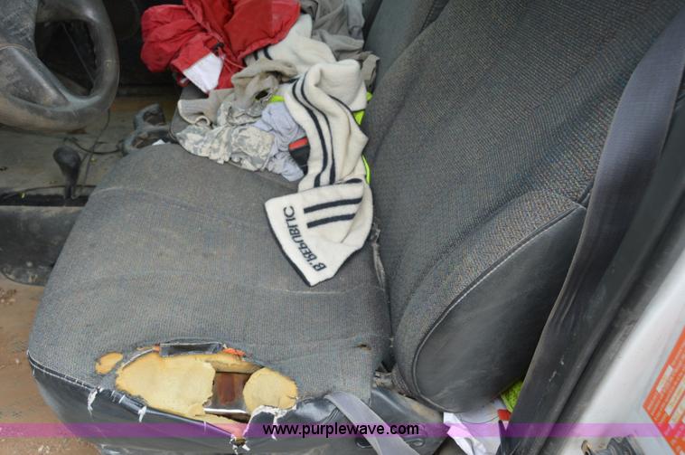 image for item I2885 2003 Chevrolet Silverado 3500 flatbed truck