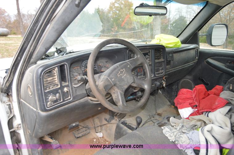 image for item I2885 2003 Chevrolet Silverado 3500 flatbed truck