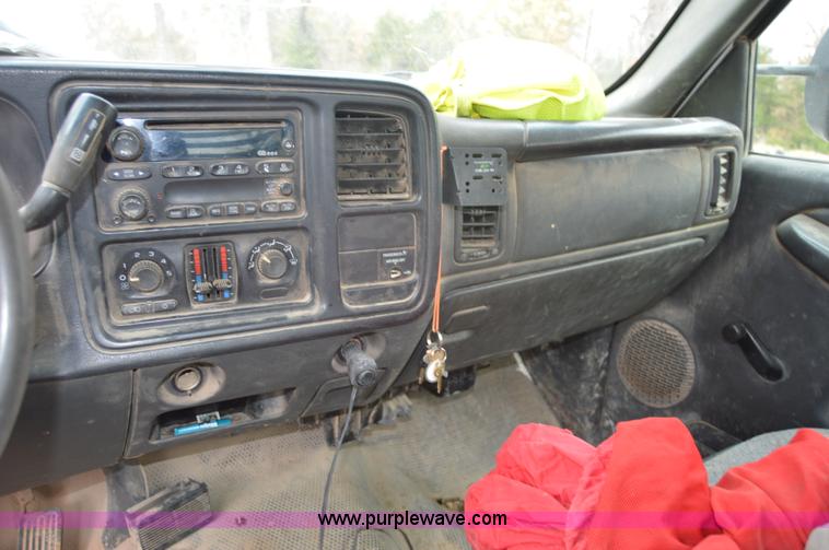 image for item I2885 2003 Chevrolet Silverado 3500 flatbed truck