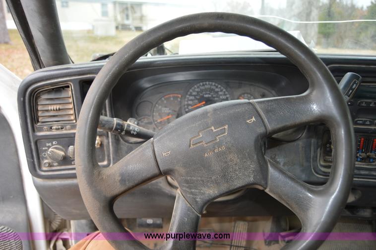 image for item I2885 2003 Chevrolet Silverado 3500 flatbed truck