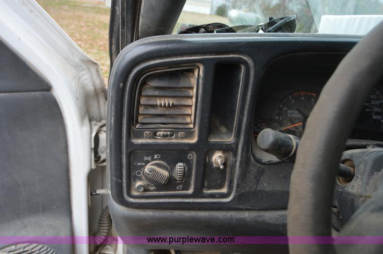 image for item I2885 2003 Chevrolet Silverado 3500 flatbed truck