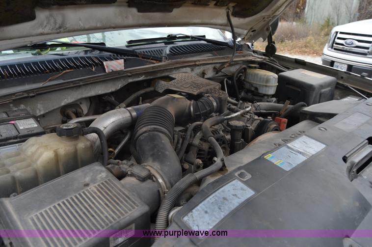 image for item I2885 2003 Chevrolet Silverado 3500 flatbed truck