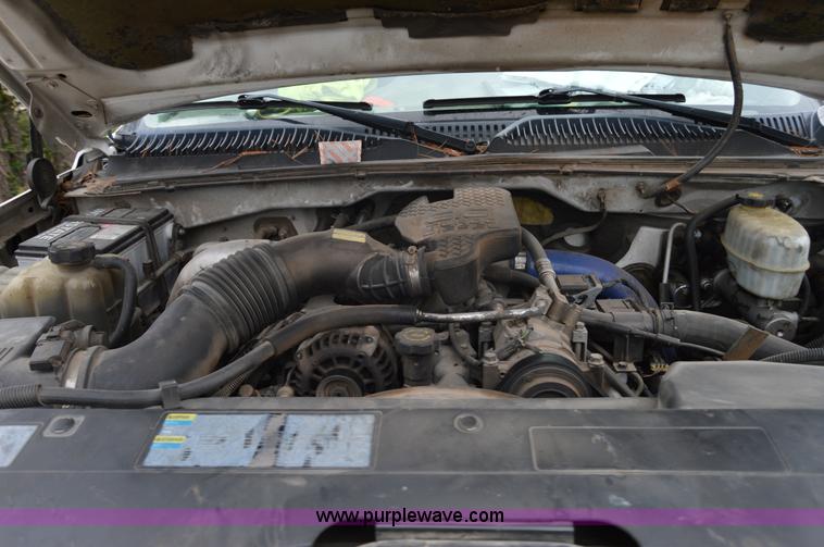 image for item I2885 2003 Chevrolet Silverado 3500 flatbed truck