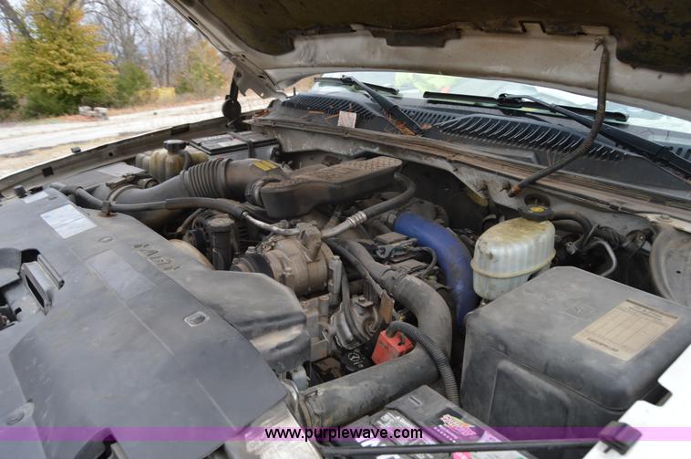 image for item I2885 2003 Chevrolet Silverado 3500 flatbed truck