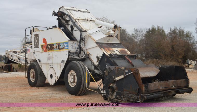 image for item I2888 2000 Roadtec SB2500B shuttle buggy material transfer vehicle