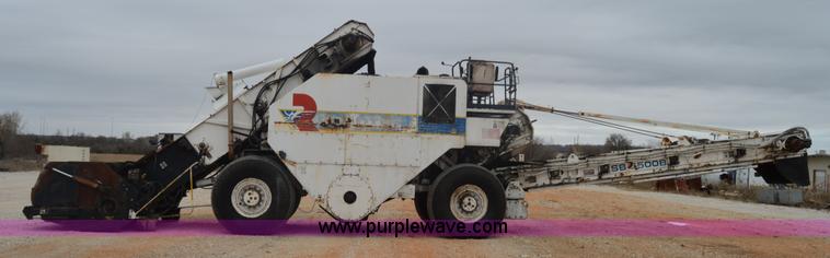 image for item I2888 2000 Roadtec SB2500B shuttle buggy material transfer vehicle