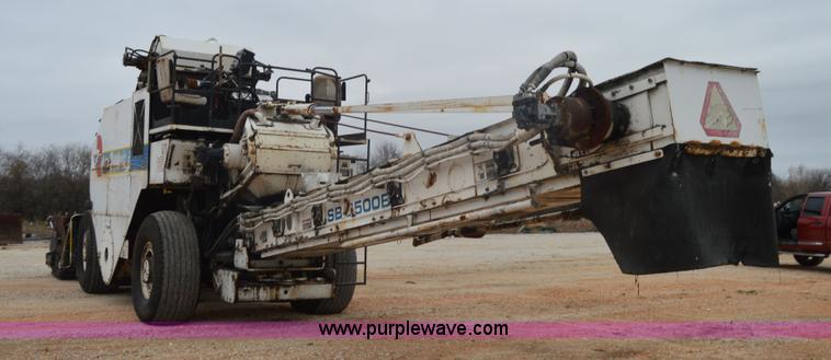 image for item I2888 2000 Roadtec SB2500B shuttle buggy material transfer vehicle