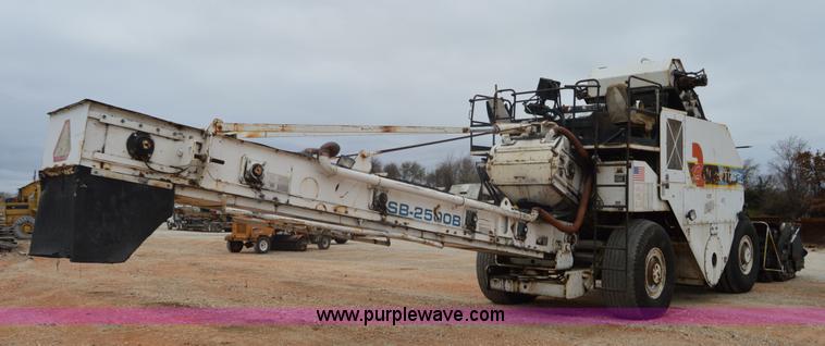 image for item I2888 2000 Roadtec SB2500B shuttle buggy material transfer vehicle