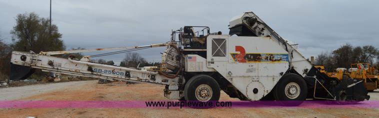 image for item I2888 2000 Roadtec SB2500B shuttle buggy material transfer vehicle